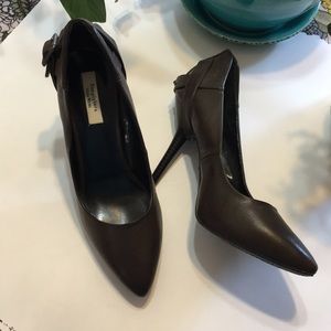 Brown Simply Vera Wang leather heels